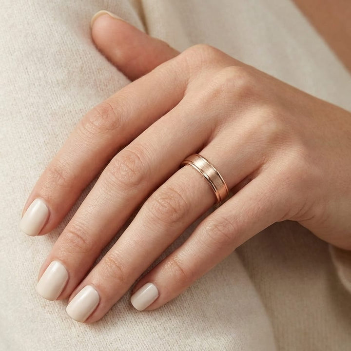 แหวนแต่งงาน ทรงกลม ตัวเรือนทองคำชมพู 14K จาก RockHer