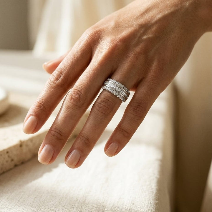 แหวนเพชร ทรงกลม ฝังแชนเนล ตัวเรือนทองคำขาว 14K จาก RockHer