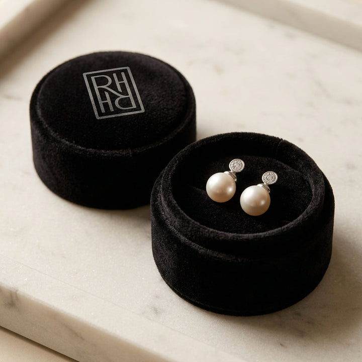 ต่างหูไข่มุกเลี้ยง ตัวเรือนทองคำขาว 14K จาก RockHer