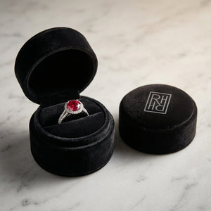 แหวนเพชร ทรงกลม ล้อมเพชร ตัวเรือนทองคำขาว 14K จาก RockHer