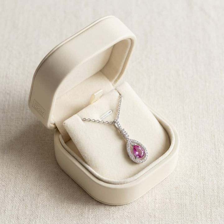 สร้อยคอไพลินสีชมพู ตัวเรือนทองคำขาว 14K จาก RockHer
