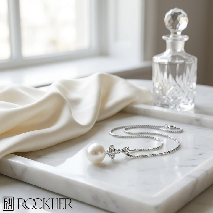 จี้ไข่มุกเลี้ยง ทรงหยดน้ำ ตัวเรือนทองคำขาว 14K จาก RockHer