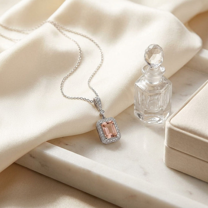 สร้อยคอเพชร ทรงมรกต ล้อมเพชร ตัวเรือนทองคำขาว 14K จาก RockHer
