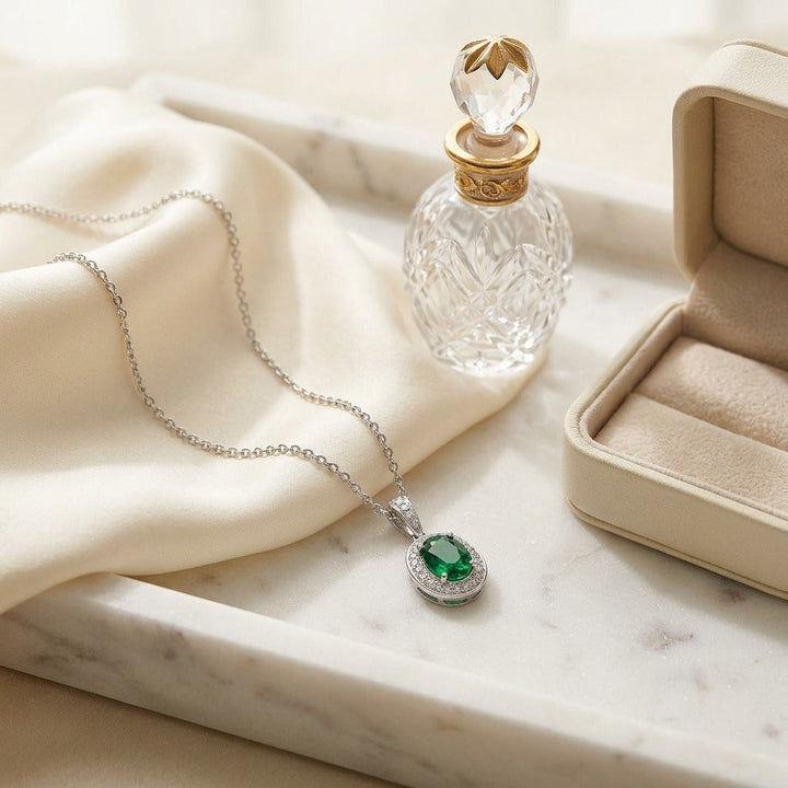 สร้อยคอเพชร ทรงมรกต ล้อมเพชร ตัวเรือนทองคำขาว 14K จาก RockHer