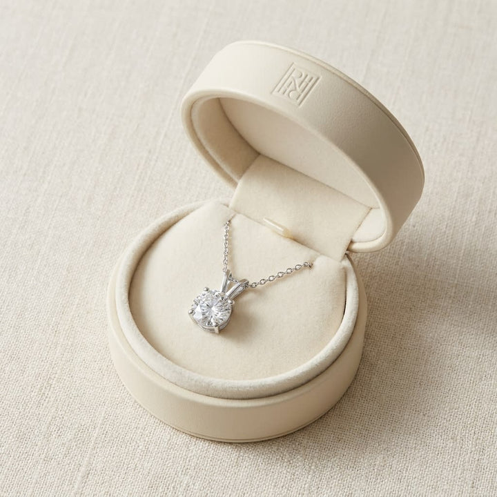 จี้เพชร Solitaire Pendants ทรงกลม ฐานตะกร้า 4 หนาม จาก RockHer