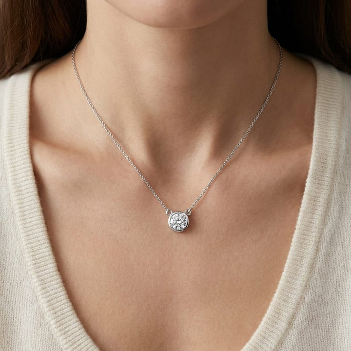 จี้เพชร Solitaire Pendants ทรงกลม หุ้มขอบเลื่อน จาก RockHer