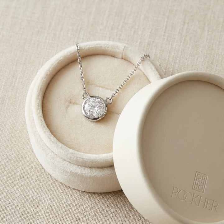 จี้เพชร Solitaire Pendants ทรงกลม หุ้มขอบเลื่อน จาก RockHer