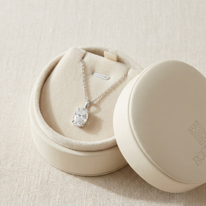 จี้เพชร Solitaire Pendants ทรงรี หุ้มขอบเลื่อน จาก RockHer