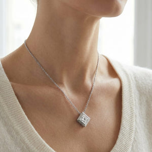 จี้เพชรแล็บ Solitaire Pendants ทรงปริ๊นเซส หุ้มขอบเลื่อน ตัวเรือนทองคำขาว 18K จาก RockHer
