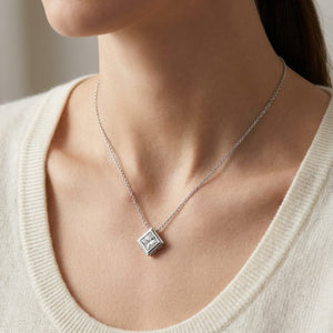 จี้เพชร Solitaire Pendants ทรงปริ๊นเซส หุ้มขอบเลื่อน จาก RockHer