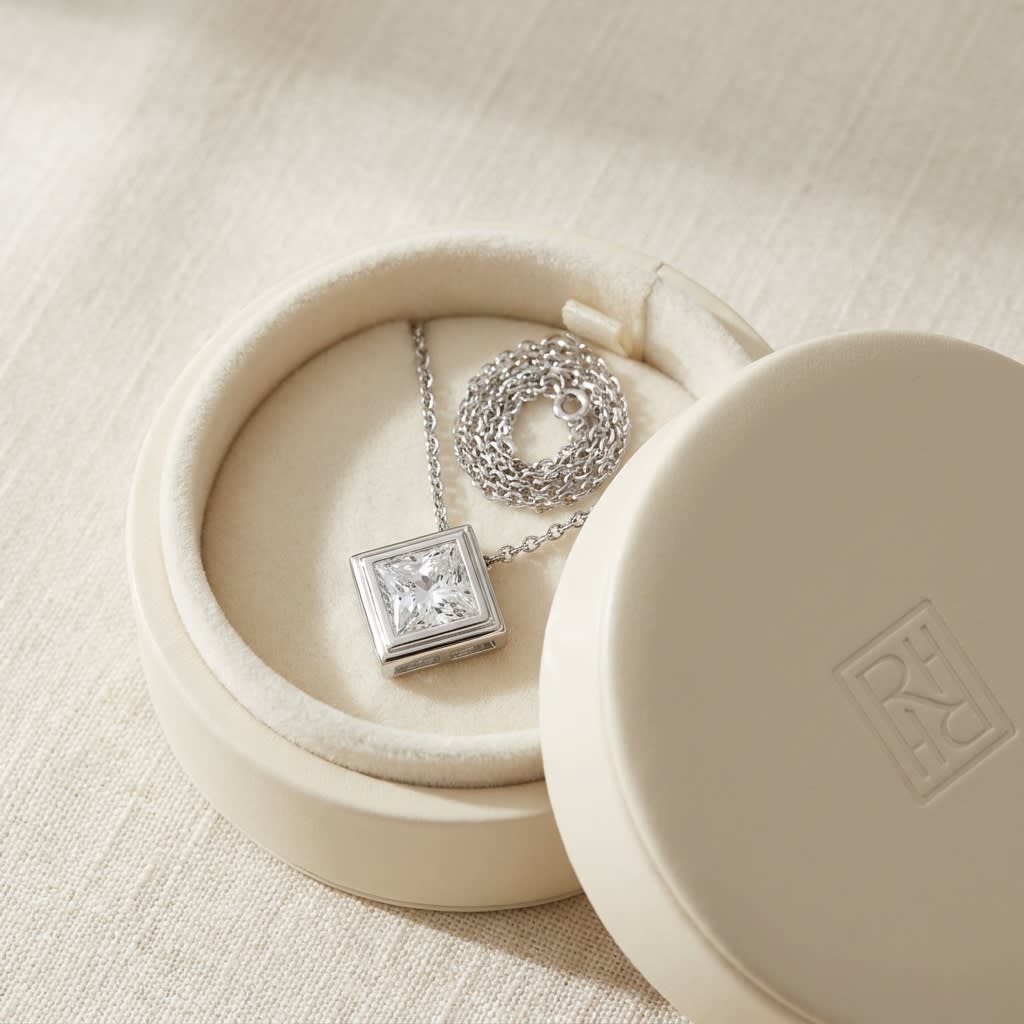 จี้เพชร Solitaire Pendants ทรงปริ๊นเซส หุ้มขอบเลื่อน จาก RockHer