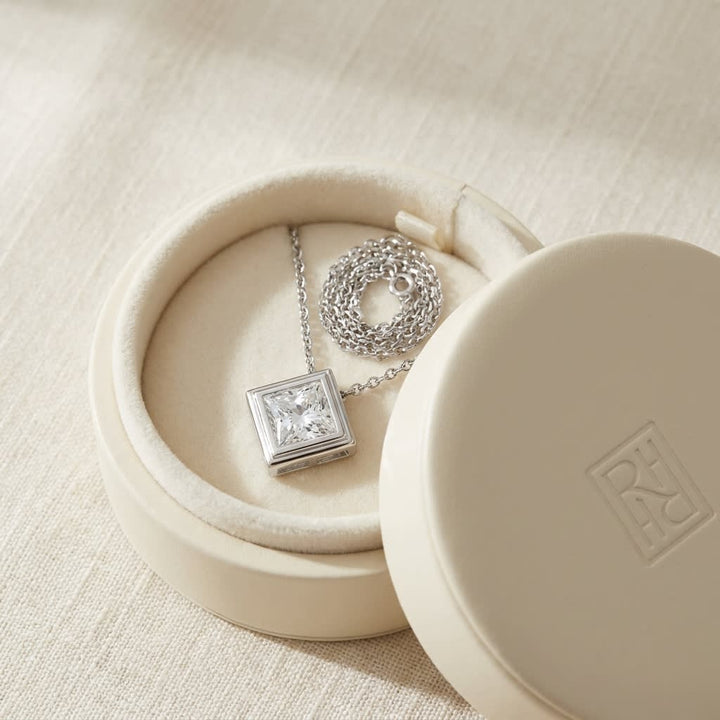 จี้เพชร Solitaire Pendants ทรงปริ๊นเซส หุ้มขอบเลื่อน จาก RockHer