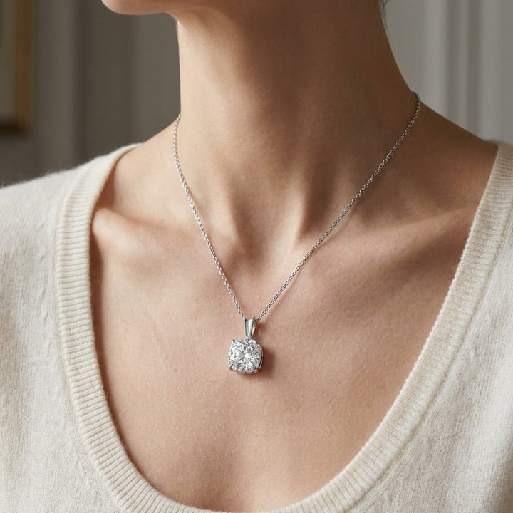 จี้เพชร Solitaire Pendants ทรงคุชชั่น หุ้มขอบเลื่อน จาก RockHer