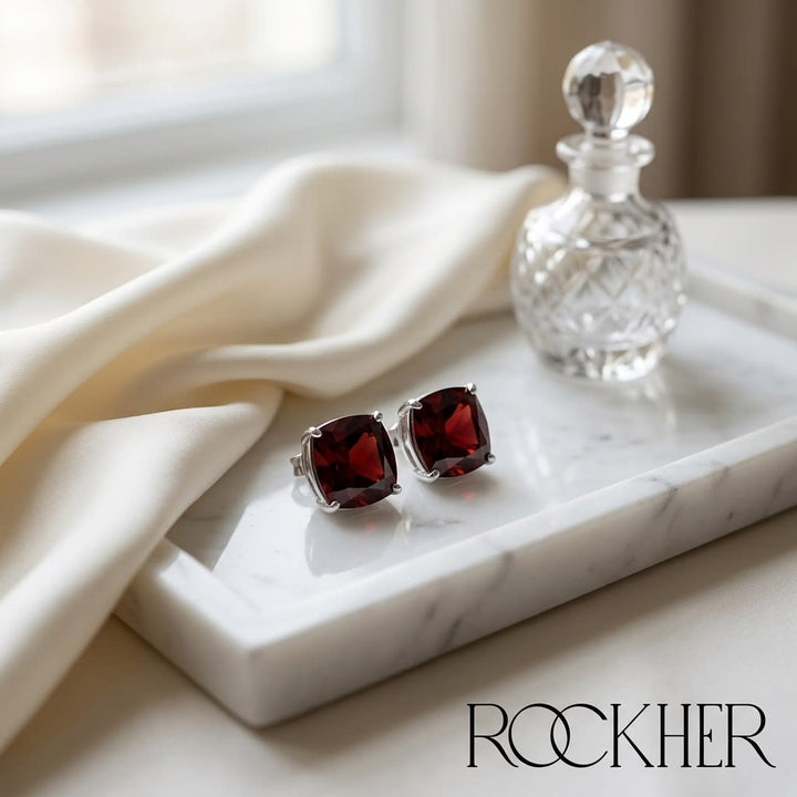ต่างหูโกเมน ทรงคุชชั่น ตัวเรือนทองคำขาว 14K จาก RockHer