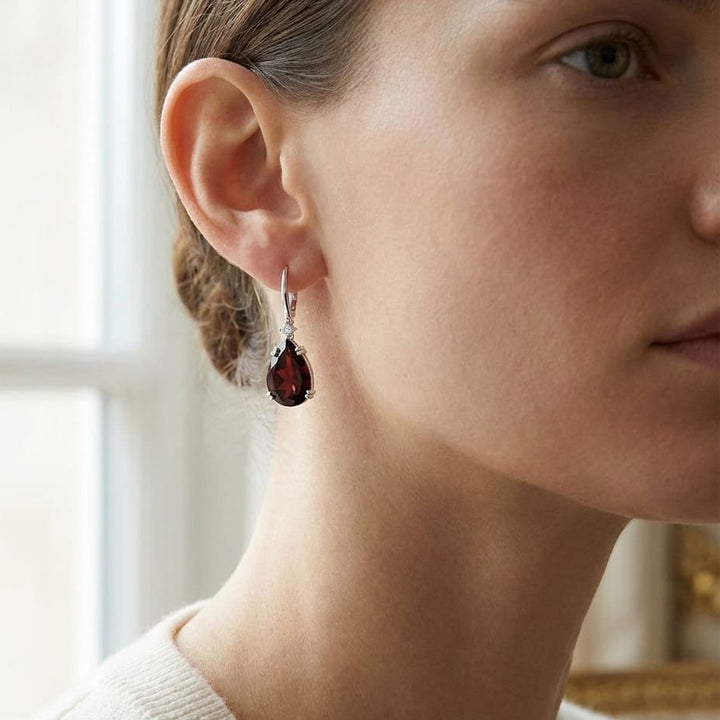 ต่างหูโกเมน ทรงหยดน้ำ ตัวเรือนทองคำขาว 14K จาก RockHer