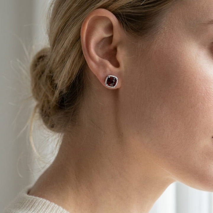 ต่างหูโกเมน ทรงคุชชั่น ตัวเรือนทองคำขาว 14K จาก RockHer