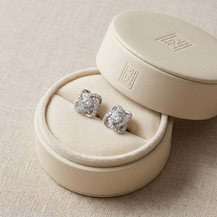 ต่างหูเพชร ทรงกลม ตัวเรือนทองคำขาว 14K จาก RockHer