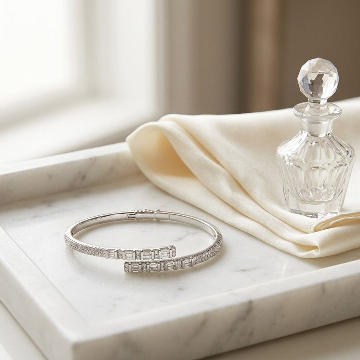 สร้อยข้อมือเพชร ทรงกลม ฝังแชนเนล ตัวเรือนทองคำขาว 14K จาก RockHer