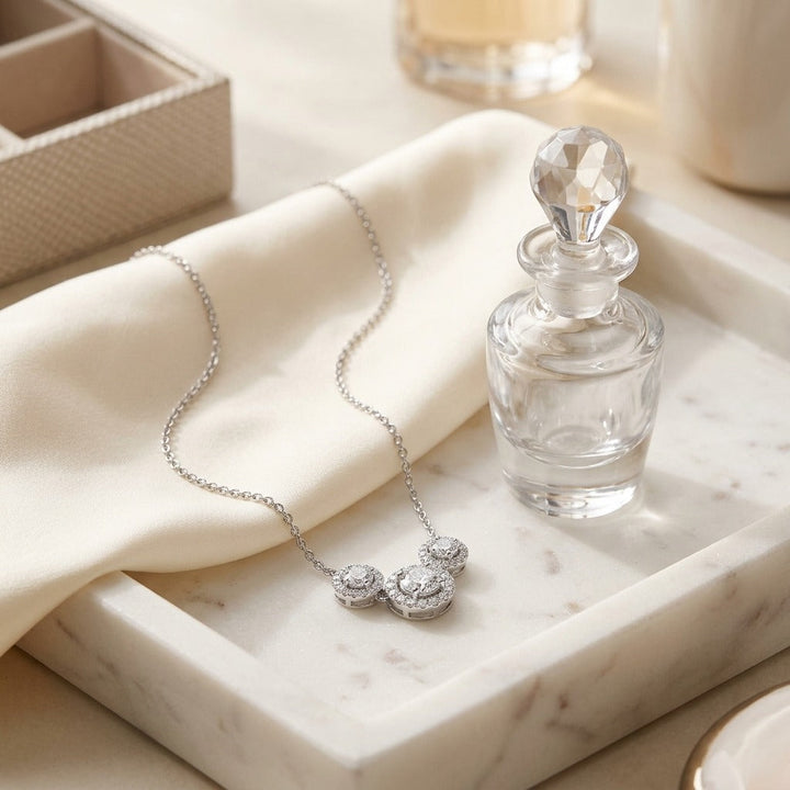 สร้อยคอเพชร สามเม็ด ตัวเรือนทองคำขาว 14K จาก RockHer