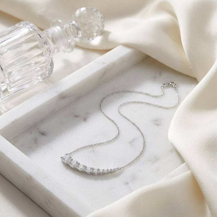 สร้อยคอเพชร ทรงกลม ฝังหนาม ตัวเรือนทองคำขาว 14K จาก RockHer