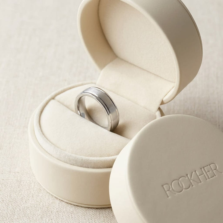 แหวนแต่งงาน ทรงกลม ตัวเรือนทองคำขาว 14K จาก RockHer