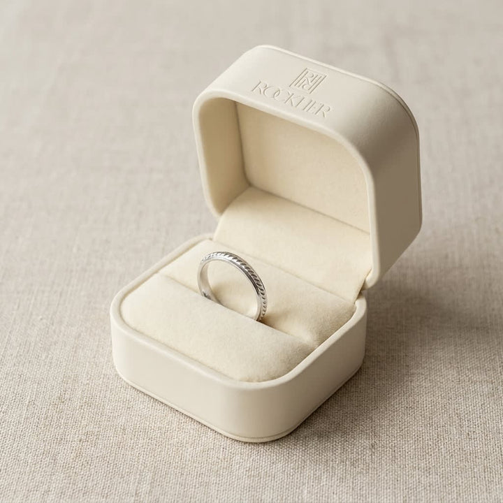 แหวนแต่งงาน ตัวเรือนทองคำขาว 14K จาก RockHer