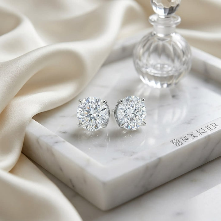ต่างหูเพชรแล็บ ทรงกลม ฝังหนาม ตัวเรือนทองคำขาว 14K จาก RockHer