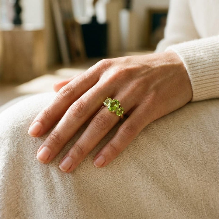 แหวนเพอริดอต ทรงรี สามเม็ด ตัวเรือนทองคำเหลือง 14K จาก RockHer