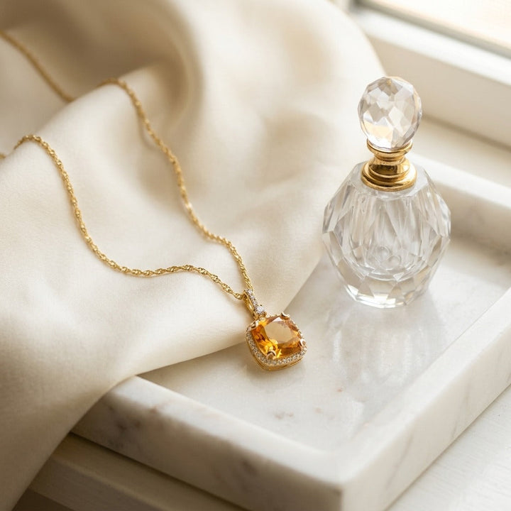 สร้อยคอเพชร ทรงคุชชั่น ล้อมเพชร ตัวเรือนทองคำเหลือง 14K จาก RockHer