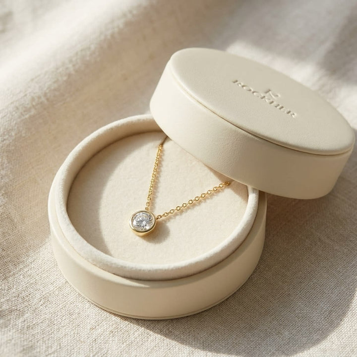 จี้เพชรแล็บ Solitaire Pendants ทรงกลม หุ้มขอบเลื่อน ตัวเรือนทองคำขาว 18K จาก RockHer