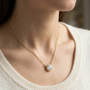 จี้เพชร Solitaire Pendants ทรงกลม หุ้มขอบเลื่อน จาก RockHer