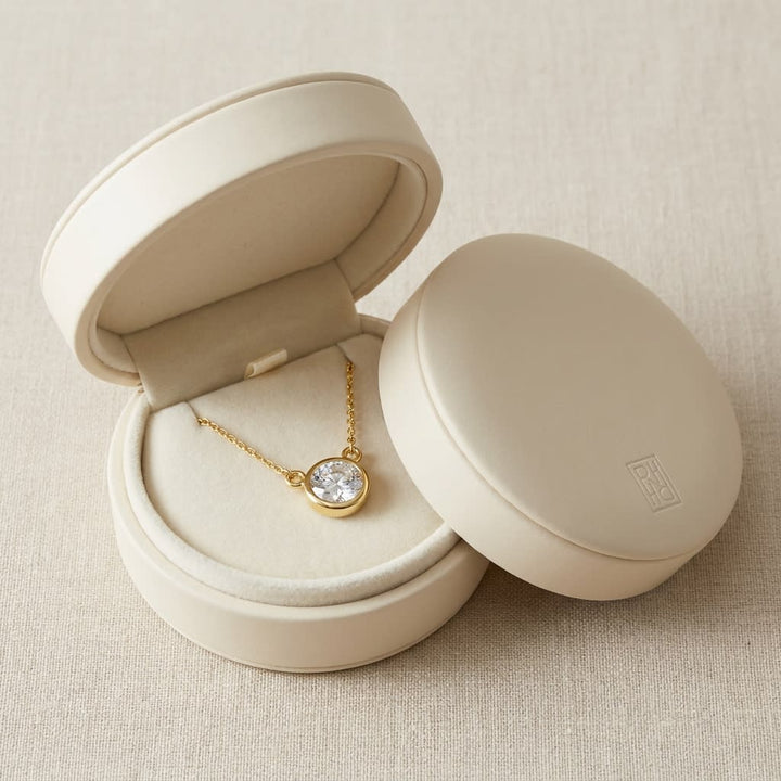 จี้เพชร Solitaire Pendants ทรงกลม หุ้มขอบเลื่อน จาก RockHer