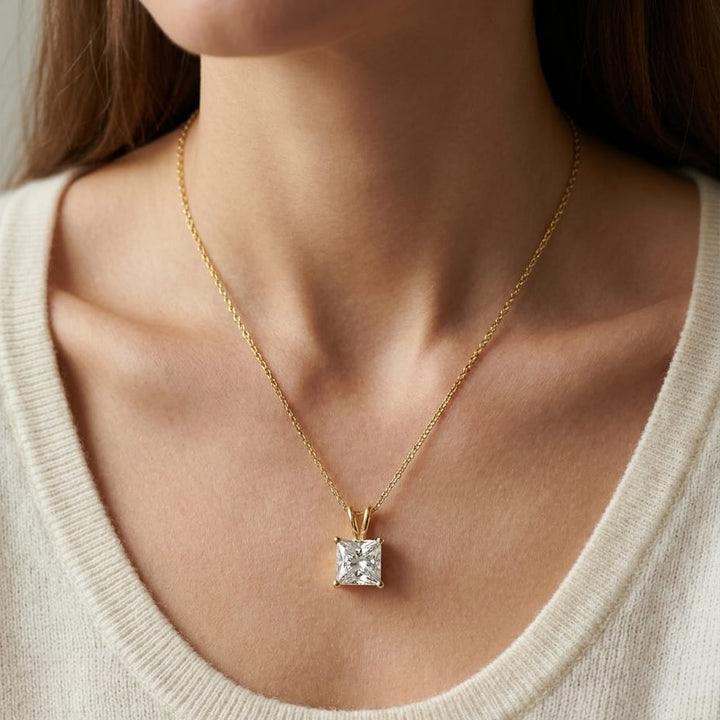 จี้เพชร Solitaire Pendants ทรงปริ๊นเซส ฐานตะกร้า 4 หนาม จาก RockHer
