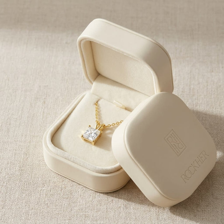 จี้เพชรแล็บ Solitaire Pendants ทรงปริ๊นเซส ฐานตะกร้า 4 หนาม ตัวเรือนทองคำขาว 18K จาก RockHer