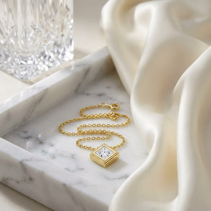 จี้เพชร Solitaire Pendants ทรงปริ๊นเซส หุ้มขอบเลื่อน จาก RockHer