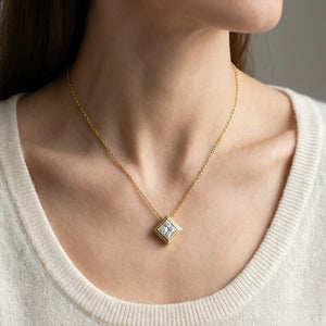 จี้เพชร Solitaire Pendants ทรงปริ๊นเซส หุ้มขอบเลื่อน จาก RockHer