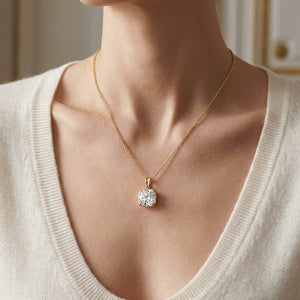 จี้เพชร Solitaire Pendants ทรงคุชชั่น หุ้มขอบเลื่อน จาก RockHer