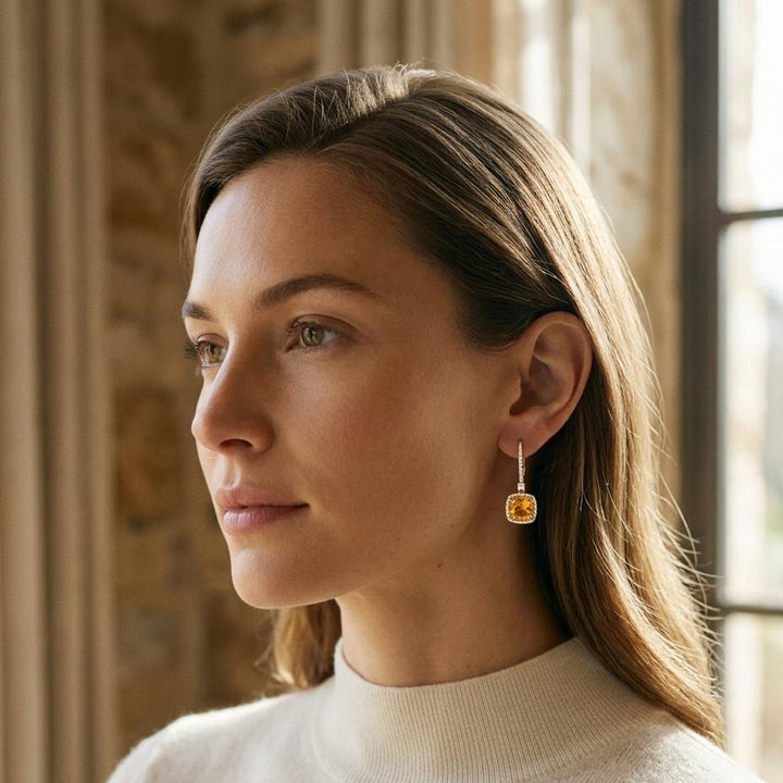 ต่างหูเพชร ทรงคุชชั่น ล้อมเพชร ตัวเรือนทองคำเหลือง 14K จาก RockHer