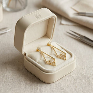 ต่างหูเพชร ฝังปาเว่ ตัวเรือนทองคำเหลือง 14K จาก RockHer