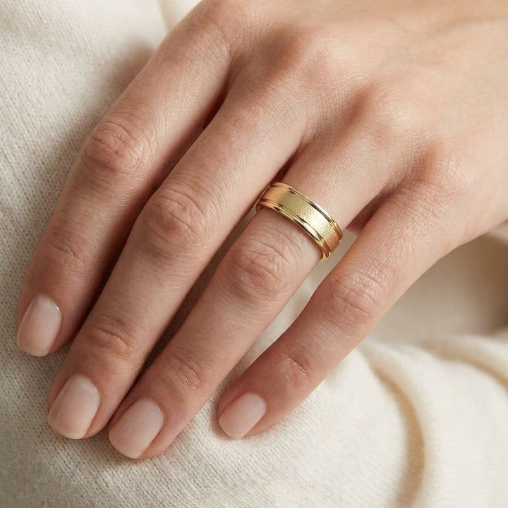 แหวนแต่งงาน ทรงกลม ตัวเรือนทองคำเหลือง 14K จาก RockHer