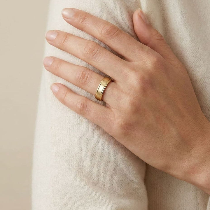 แหวนแต่งงาน ทรงกลม ตัวเรือนทองคำเหลือง 14K จาก RockHer