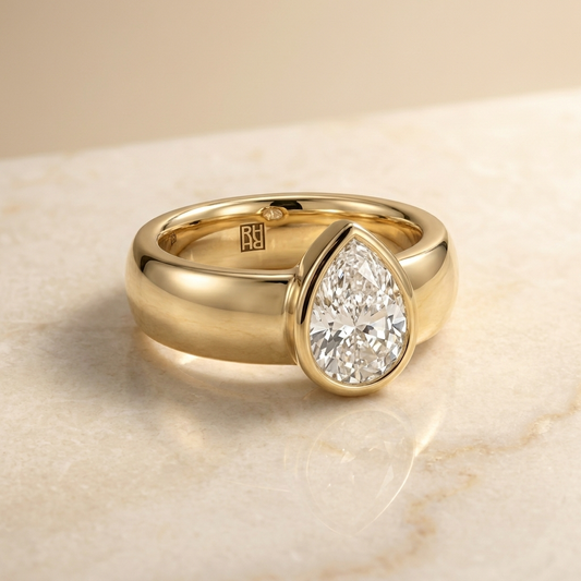 The Remi Select — Bezel-Set Cigar Band Pear in 18K Yellow Gold