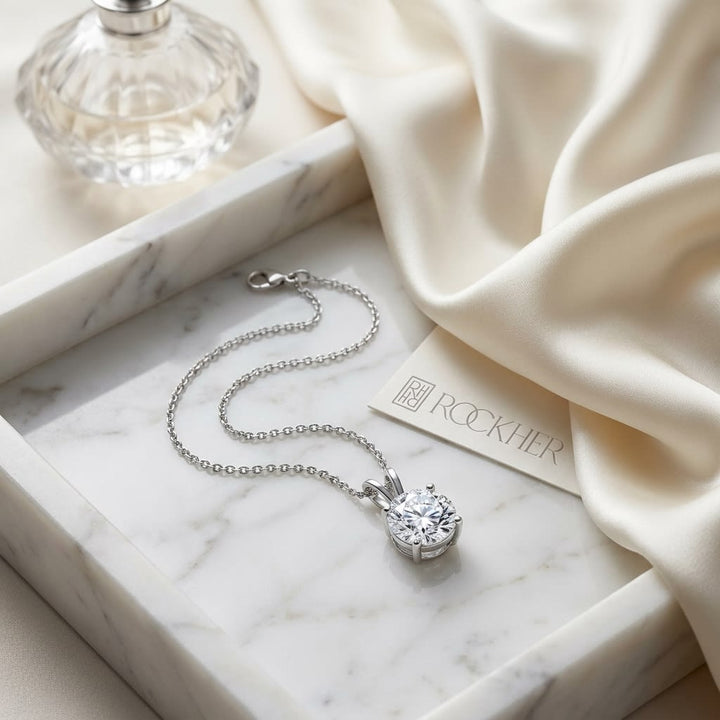 จี้เพชรแล็บ Solitaire Pendants ทรงกลม ฐานตะกร้า 4 หนาม ตัวเรือนทองคำขาว 18K จาก RockHer