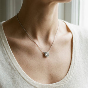 จี้เพชร Solitaire Pendants ทรงกลม หุ้มขอบเลื่อน จาก RockHer