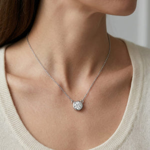 จี้เพชร Solitaire Pendants ทรงกลม หุ้มขอบเลื่อน จาก RockHer