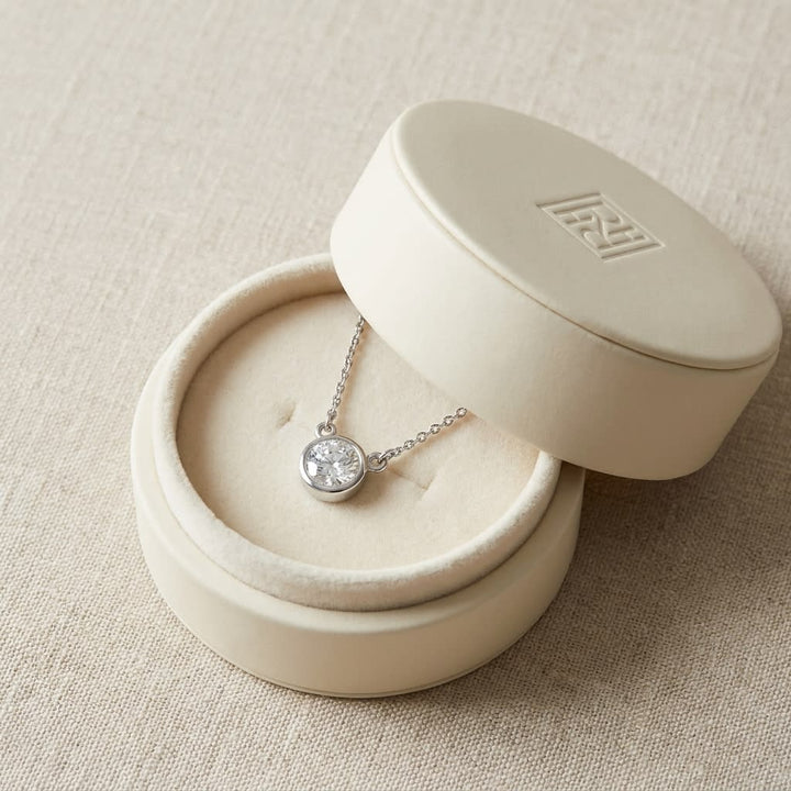 จี้เพชร Solitaire Pendants ทรงกลม หุ้มขอบเลื่อน จาก RockHer