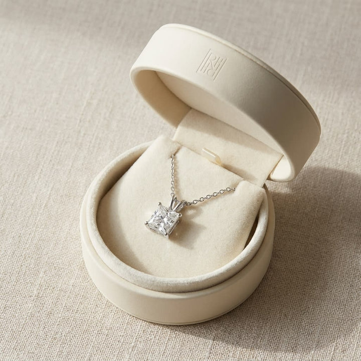 จี้เพชร Solitaire Pendants ทรงปริ๊นเซส ฐานตะกร้า 4 หนาม จาก RockHer