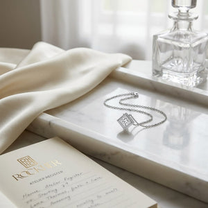 จี้เพชร Solitaire Pendants ทรงปริ๊นเซส หุ้มขอบเลื่อน จาก RockHer