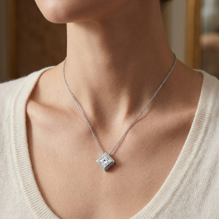 จี้เพชร Solitaire Pendants ทรงปริ๊นเซส หุ้มขอบเลื่อน จาก RockHer