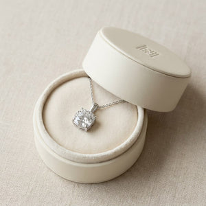 จี้เพชร Solitaire Pendants ทรงคุชชั่น หุ้มขอบเลื่อน จาก RockHer